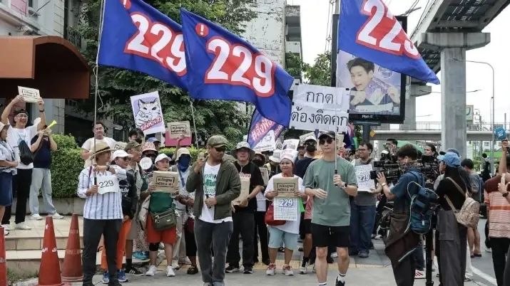‘เท้ง-ไอติม’ ร่วมiLaw เดินเรียกร้อง ‘กกต.’ ส่ง229คน ‘คดีโกง สว.’สู่ศาลฎีกาฯ