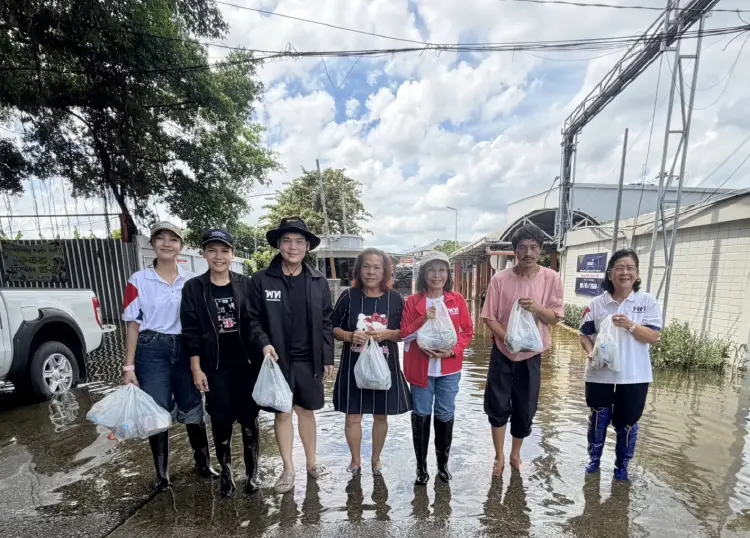 ‘เพื่อไทย’ ลุยน้ำท่วมมอบสิ่งของให้คนดอนเมืองบรรเทาความเดือดร้อน