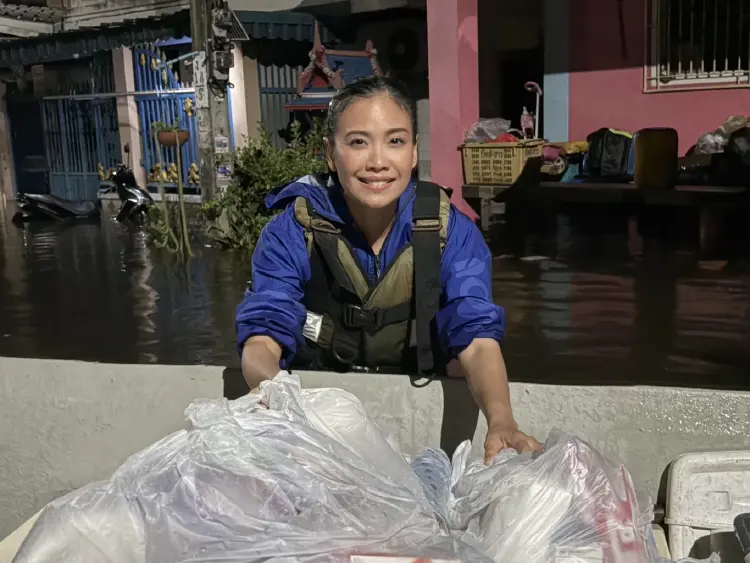 'รัดเกล้า' ลุยเคหะร่มเกล้า วอน 'รัฐบาล' เร่งจัดระบบช่วยเหลือ