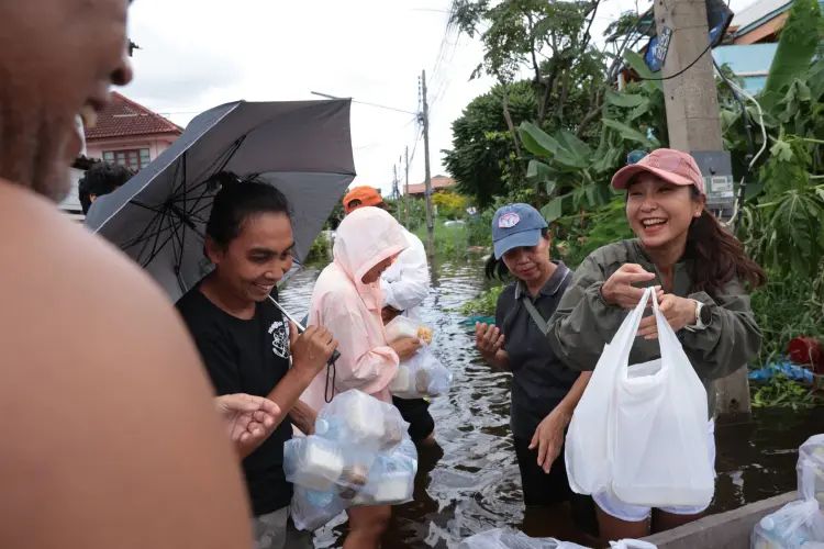 'ศิริกัญญา' สำรวจน้ำท่วมปทุมฯ ห่วงน้ำขังไม่ลด หวังระบายน้ำทัน