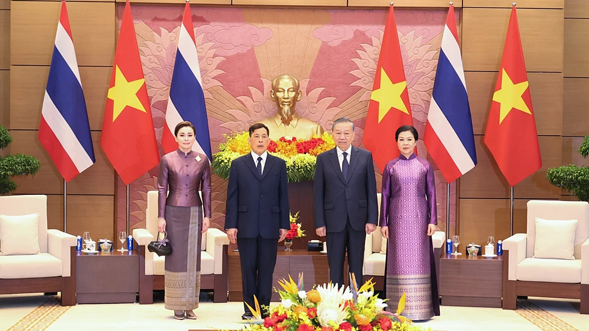 ในหลวง-พระราชินี ทรงร่วมพิธีรับเสด็จอย่างเป็นทางการ ในโอกาสเสด็จฯเยือนเวียดนาม