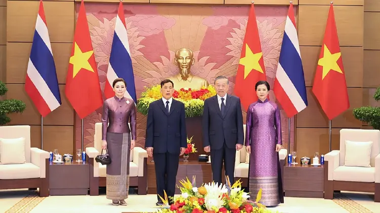 ในหลวง-พระราชินี ทรงร่วมพิธีรับเสด็จอย่างเป็นทางการ ในโอกาสเสด็จฯเยือนเวียดนาม