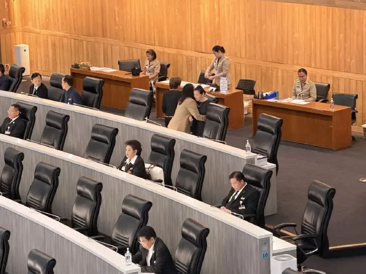 '26 สว.' ร่วมประชุมปกติ พบเพื่อน สว. สวมกอด-ให้กำลังใจ 'อัจฉรพรรณ'