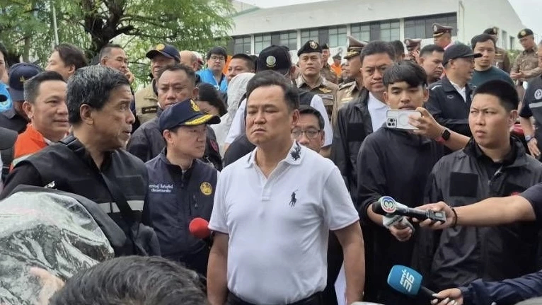 ‘อนุทิน’ ตรวจน้ำท่วม ปชช.ตะโกน ‘รวยไม่ไหวแล้ว’ โชว์ป๋าควักเงินเลี้ยงข้าว