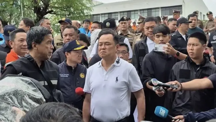 ‘อนุทิน’ ตรวจน้ำท่วม ปชช.ตะโกน ‘รวยไม่ไหวแล้ว’ โชว์ป๋าควักเงินเลี้ยงข้าว
