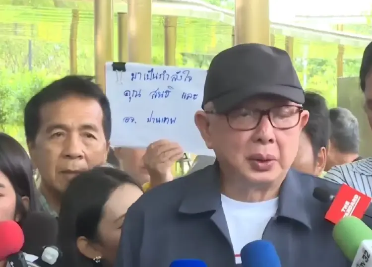 'สนธิ-ม็อบ คปท.' บุก กกต.บี้ทบทวนมติคดีโกง สว. ขู่ฟ้องละเว้น