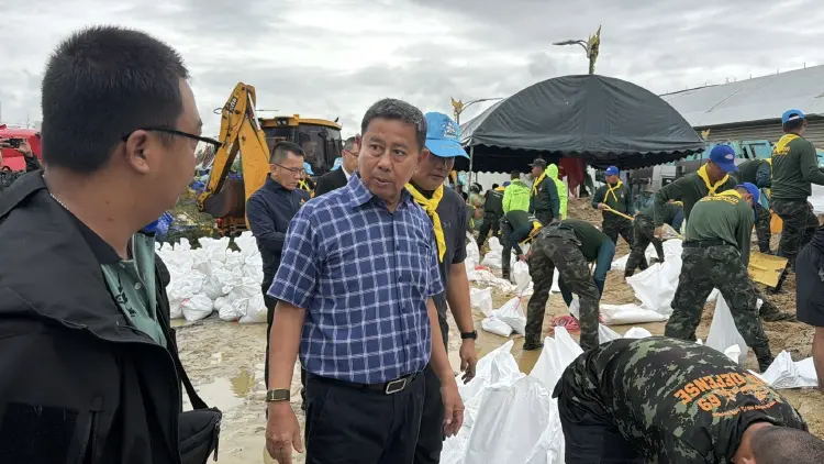 'บิ๊กดุลย์' ตรวจน้ำท่วม เปิดหน่วยทหารให้จอดรถ สั่ง มทบ.ทุกจว.ตั้งศูนย์