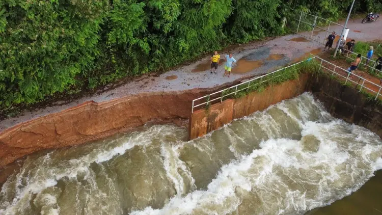ฝนตกหนักทำเขื่อนเขาจุกทะลัก ปภ. เร่งอพยพ 3 ตำบลในเขาชะเมาหนีน้ำ