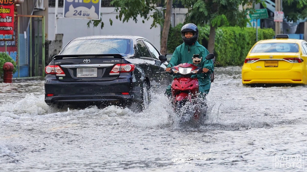 ภาพล่าสุด ถนนวัชรพล-เพิ่มสิน ยังมีน้ำท่วมขังบางจุด รถสัญจรได้