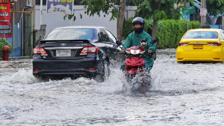 ภาพล่าสุด ถนนวัชรพล-เพิ่มสิน ยังมีน้ำท่วมขังบางจุด รถสัญจรได้