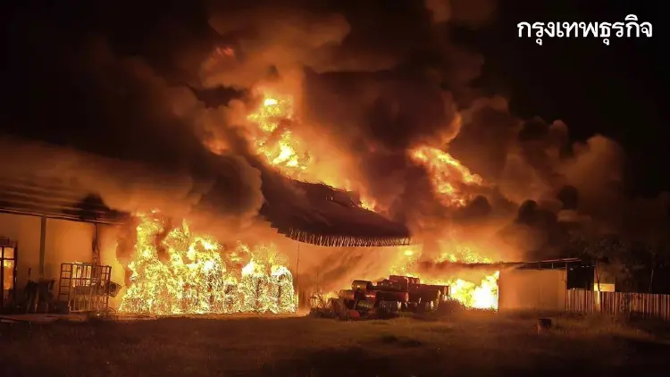 ระทึก ไฟไหม้โรงงานที่นอนยางพารา อยุธยา โครงสร้างทรุด เผาวอดทั้งหลัง