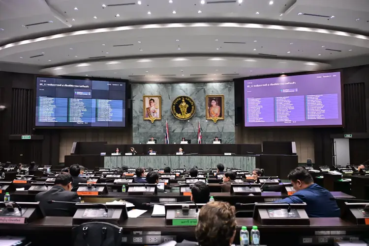 สภา กทม.ตัดงบเช่ารถขยะอีวี 1,347 คัน 6 พันล้าน ราคาสูง-สเปกไม่ชัด