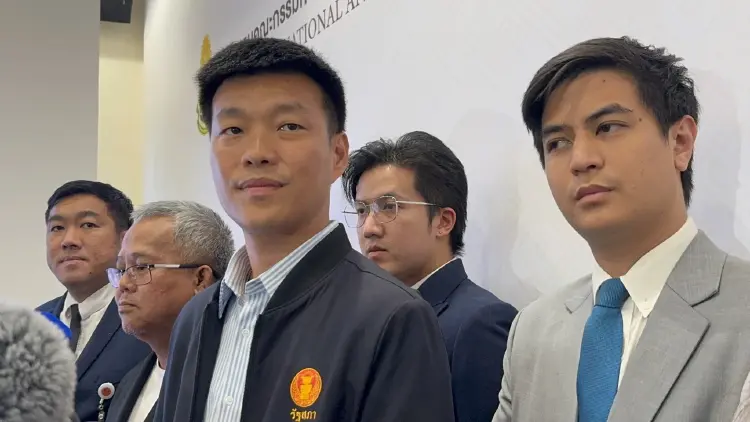 หลักฐานแน่น! 'เท้ง' นำทัพ ปชน.ยื่น ป.ป.ช.ไต่สวน กกต.เซ่นคดีโกง สว.