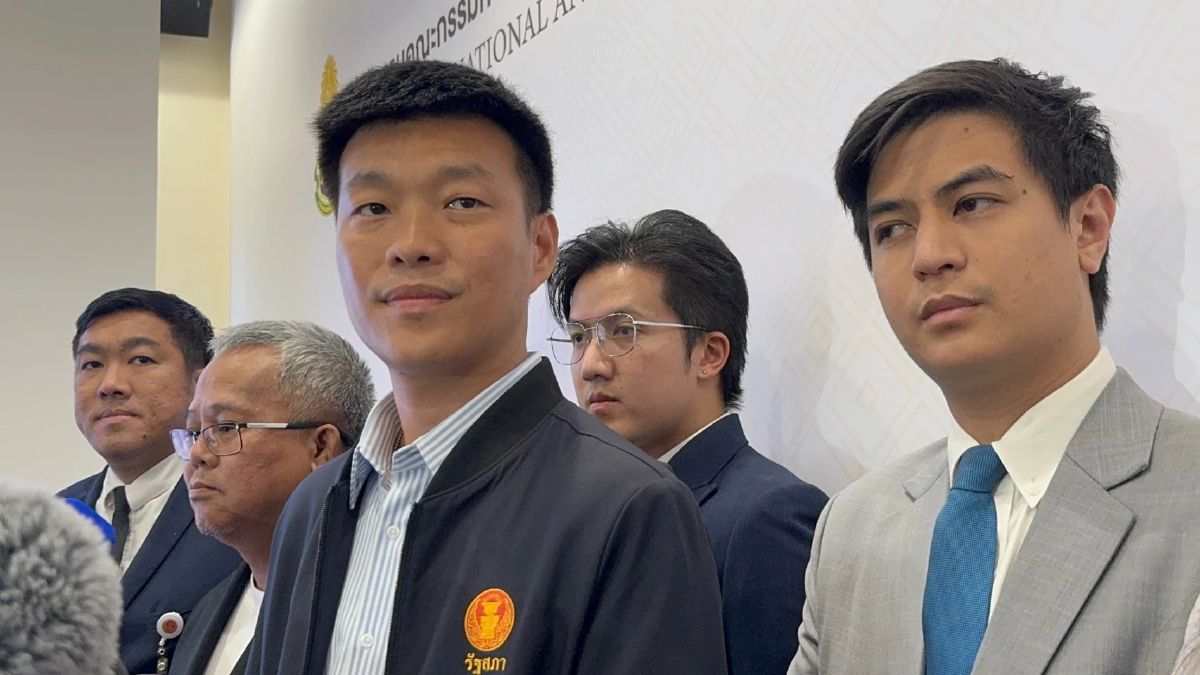 หลักฐานแน่น! 'เท้ง' นำทัพ ปชน.ยื่น ป.ป.ช.ไต่สวน กกต.เซ่นคดีโกง สว.