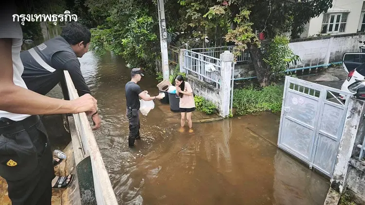 กทม. เร่งช่วยผู้ประสบภัยน้ำท่วม 15 เขต ส่งอาหาร-ถุงยังชีพถึงชุมชน