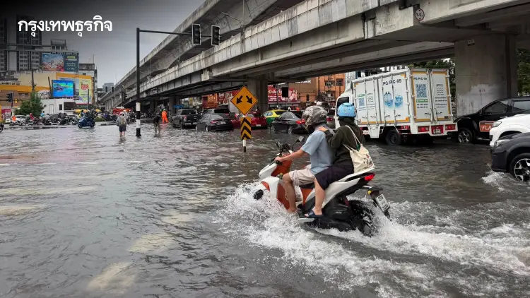 ฝนถล่มกรุง กทม. อัปเดตจุดน้ำท่วมขังบนถนนสายหลัก เร่งระบายน้ำต่อเนื่อง