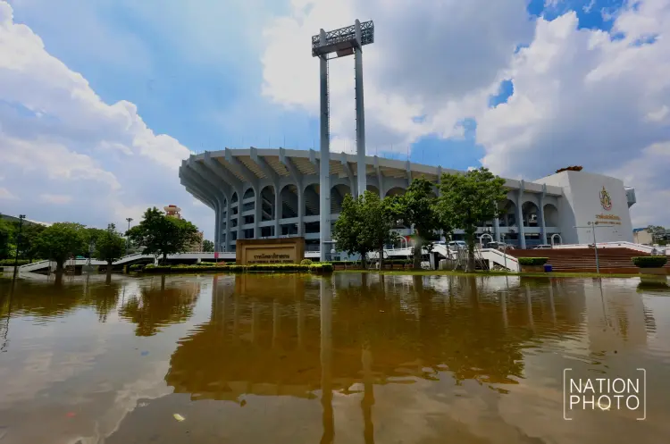 ภาพชุดวันนี้ น้ำท่วมขังรอบสนามราชมังคลาฯ ย่านหัวหมาก