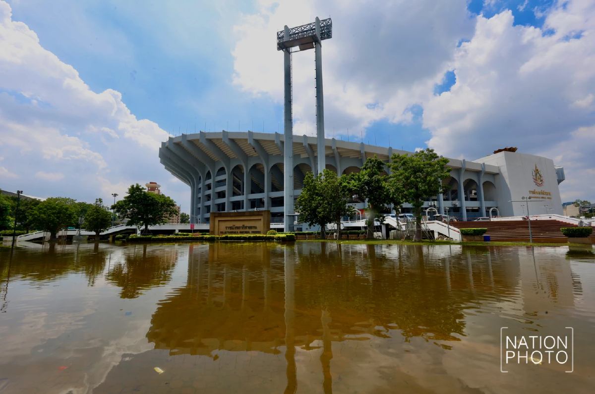 ภาพชุดวันนี้ น้ำท่วมขังรอบสนามราชมังคลาฯ ย่านหัวหมาก