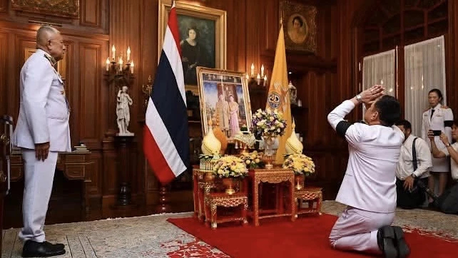 ‘ในหลวง-พระราชินี’ พระราชทานแจกันดอกไม้ เนื่องในวันเกิด ‘อนุทิน’