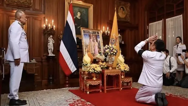 ‘ในหลวง-พระราชินี’ พระราชทานแจกันดอกไม้ เนื่องในวันเกิด ‘อนุทิน’