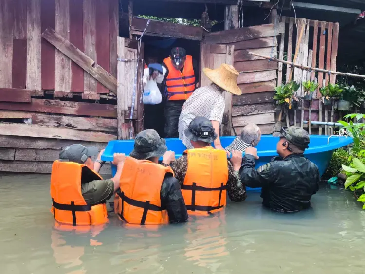สระแก้วน้ำท่วม กกล.บูรพา ส่งทหารช่วยเหลือผู้ประสบอุทกภัย