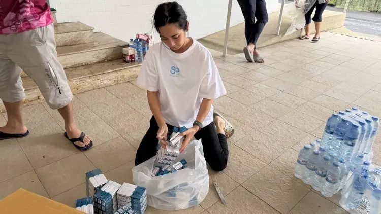 ‘สส.-ส.ก.ปชป.’ ระดมแจกสิ่งของ ปชช. จี้ พาณิชย์ จัด‘รถพุ่มพวง’ช่วยชาวบ้าน