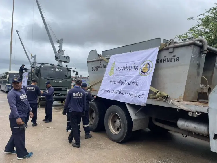 ทร. ส่งเรือผลักดันน้ำ 30 ลำ พร้อมกำลังพล-ยุทโธปกรณ์ ระบายน้ำช่วย จ.นครนายก