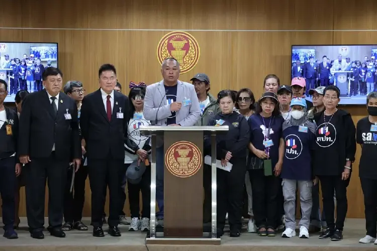 คปท.บุกสภา จี้ 'โสภณ' ส่งศาล สอบปม ป.ป.ช. ชี้มูล'ศักดิ์สยาม'