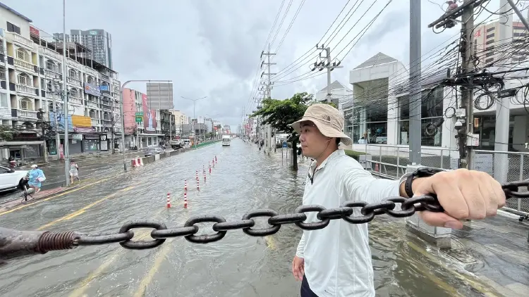 ‘พงศกร’ ลุยช่วยน้ำท่วมคลองเตย จัดรถรับส่ง แจกถุงยังชีพ