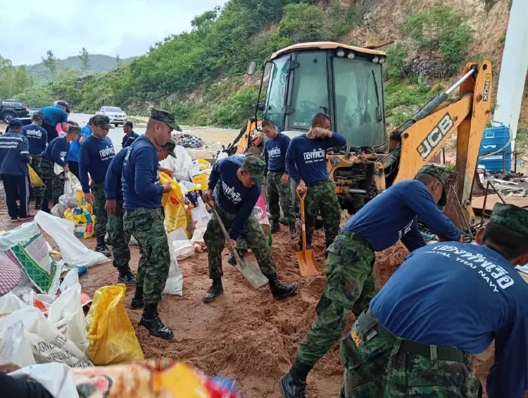 ระดมกำลัง ทร. เสริมแนวกันน้ำท่วม ช่วยชาวสัตหีบรับมือฝนตกหนัก