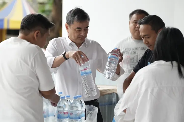 'อภิสิทธิ์' นำทีมปชป. บรรจุถุงยังชีพ ส่งต่อช่วยผู้ประสบภัย
