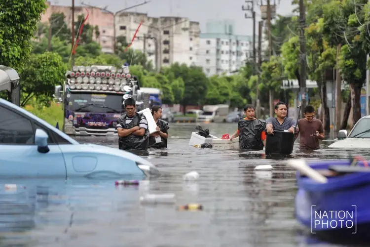 ผบ.ทบ. สั่งเสริมกำลังพล-ยุทโธปกรณ์ พื้นที่น้ำท่วมวิกฤตหนัก