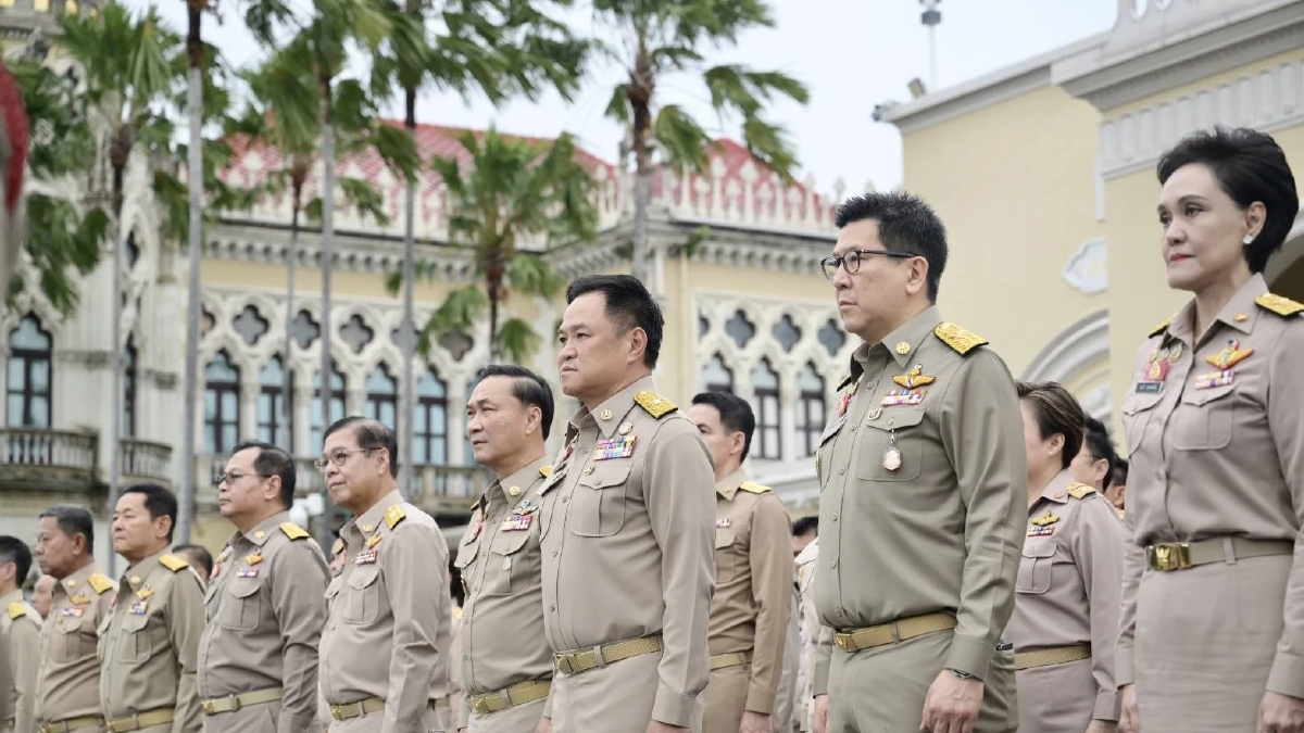 ‘อนุทิน’ ควง ‘ครม.’ เคารพธงชาติ ร้องเพลงชาติไทย เนื่องในวันพระราชทานธงไทย