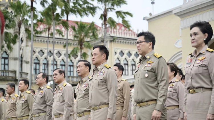 ‘อนุทิน’ ควง ‘ครม.’ เคารพธงชาติ ร้องเพลงชาติไทย เนื่องในวันพระราชทานธงไทย