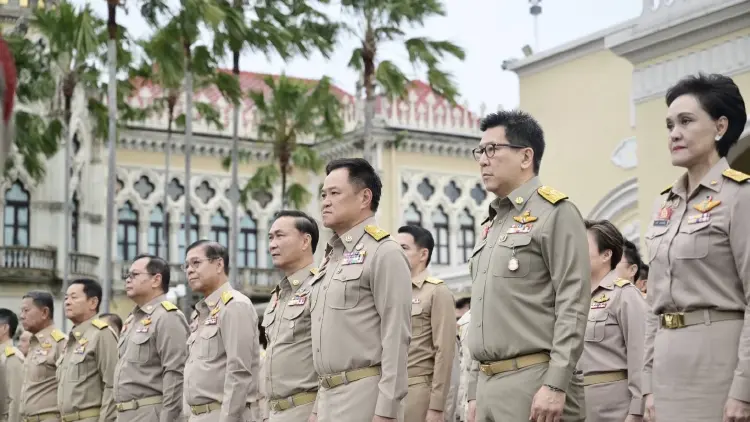 ‘อนุทิน’ ควง ‘ครม.’ เคารพธงชาติ ร้องเพลงชาติไทย เนื่องในวันพระราชทานธงไทย