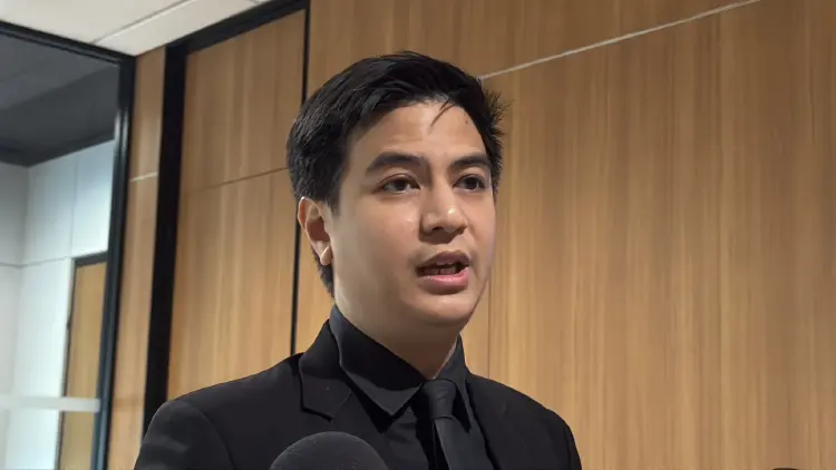 'พริษฐ์' เข้าแจง กมธ.ตำรวจฯ ยันพร้อมร่วมมือเต็มที่คดีโกง สว.