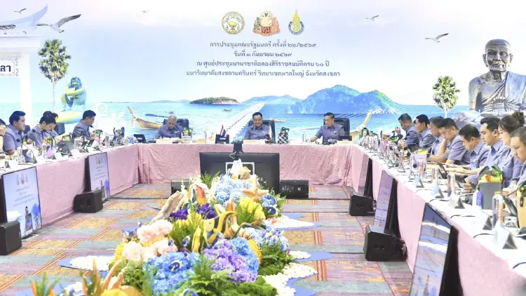 ‘ครม.สัญจร’สงขลา รมต.สวมเสื้อลายราชวัตร ได้กระเป๋าเชือกกล้วย เป็นที่ระลึก