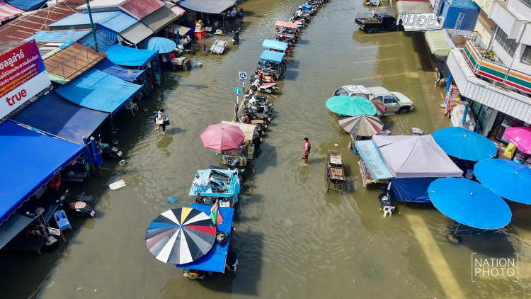 น้ำทะเลหนุนสูง เอ่อล้นท่วมชุมชนตลาดแม่กลอง-ตลาดน้ำอัมพวา สมุทรสงคราม