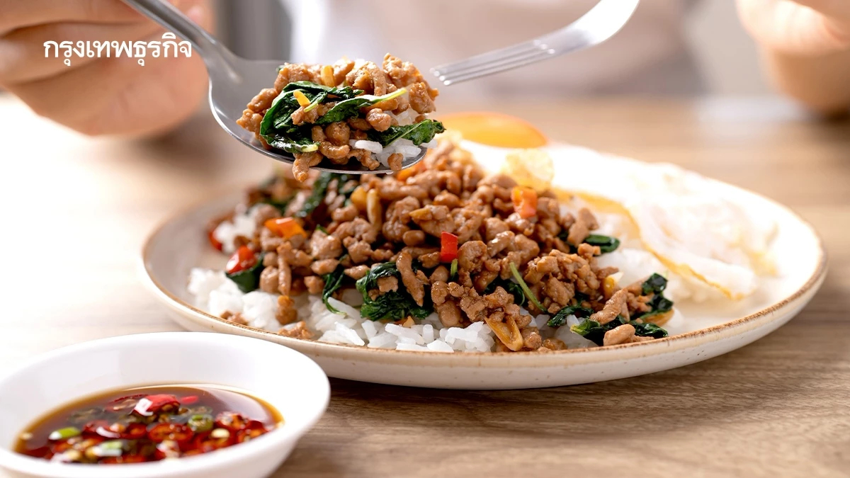 ‘ร้านกะเพรา’ กัดฟันแบกต้นทุน กะเพราพุ่ง ‘โลละ 200’ เพราะเน่าน้ำ-เป็นรา เคราะห์ซ้ำไข่ไก่ขึ้นอีก