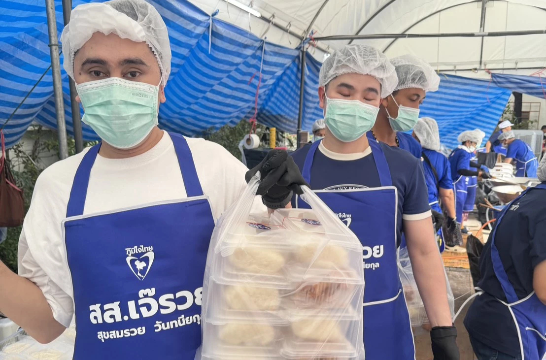 'โรงครัวภูมิใจไทย' ยังคึกคัก คนแห่รับอาหาร 'เจ๊รวย' เติมเมนูครบคาว-หวาน