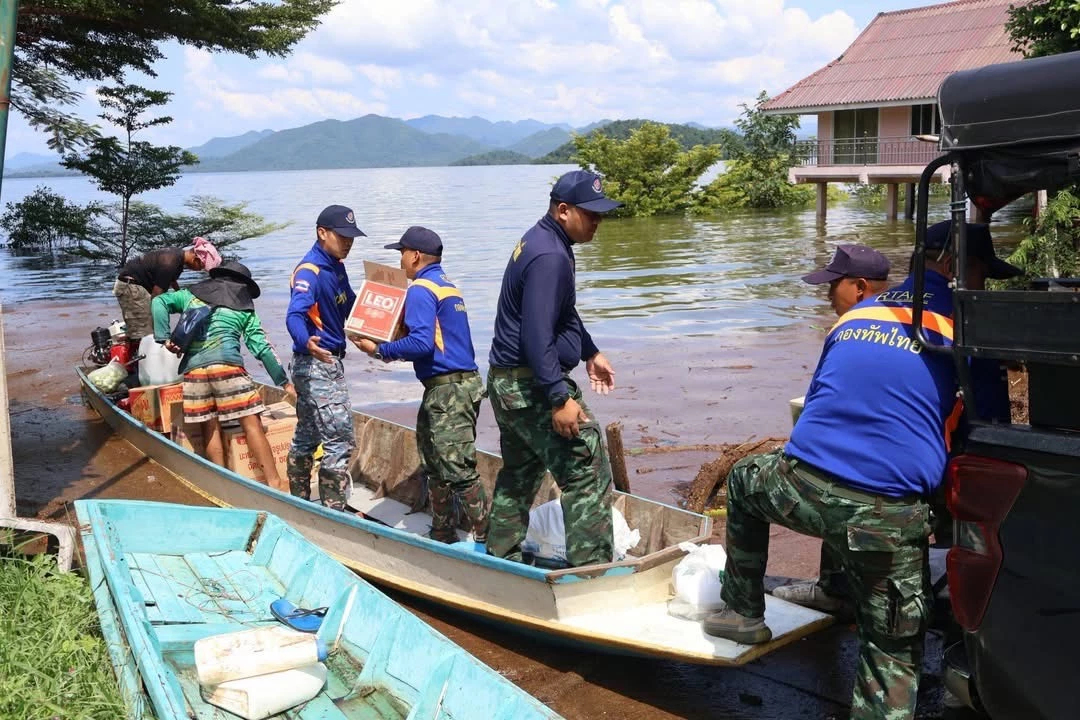 นพค.13 ส่งอาหาร–น้ำดื่มช่วยกลุ่มชาติพันธุ์ 45 ครัวเรือน ฝ่าน้ำท่วม