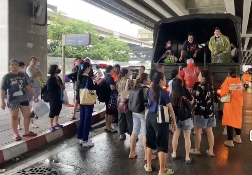 'กรมการขนส่งทหารบก' ระดมสรรพกำลัง ช่วยชาวเคหะร่มเกล้า น้ำท่วมสูง 1.2 เมตร