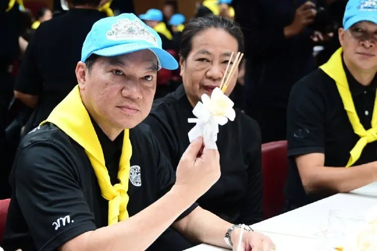 ปลัด มท.นำ ขรก.ประดิษฐ์ดอกไม้จันทน์ ในวันสวรรคต พระพันปีหลวง