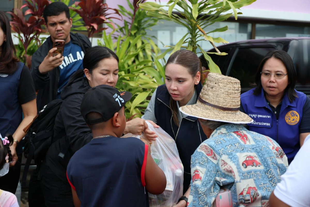 'ตระกูลไทยเศรษฐ์' ผนึกกำลังช่วยชาวอุทัยธานี  หลังแม่น้ำทะลักท่วมตลาด