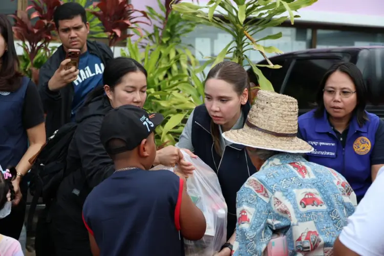 'ตระกูลไทยเศรษฐ์' ผนึกกำลังช่วยชาวอุทัยธานี  หลังแม่น้ำทะลักท่วมตลาด