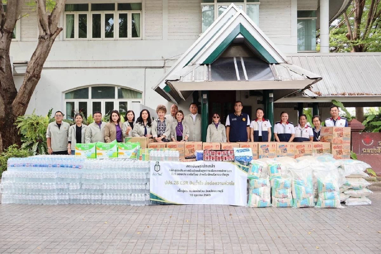 ปธ. - รองปธ.ปปร.28 นำคณะลุย “นนทบุรี” ล่องเรือแจกถุงยังชีพ พร้อมให้กำลังใจชาวบ้าน