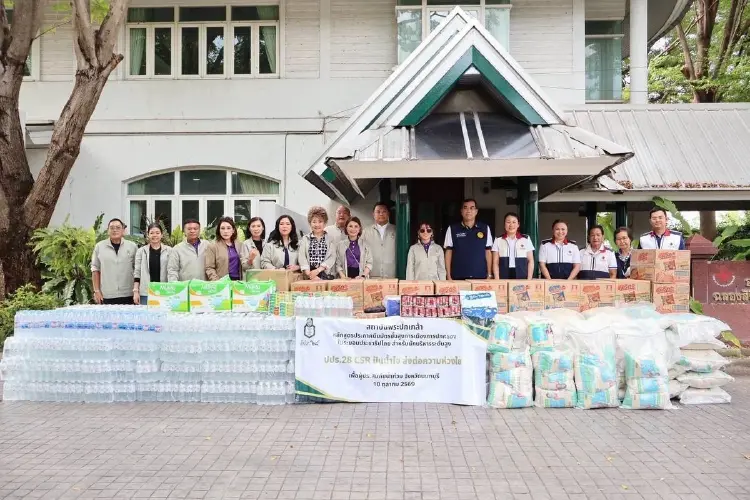 ปธ. - รองปธ.ปปร.28 นำคณะลุย “นนทบุรี” ล่องเรือแจกถุงยังชีพ พร้อมให้กำลังใจชาวบ้าน