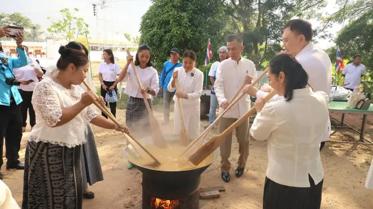 ออกพรรษา ประจำปี 2569 ตักบาตร-กวนข้าวทิพย์ สืบสานประเพณี