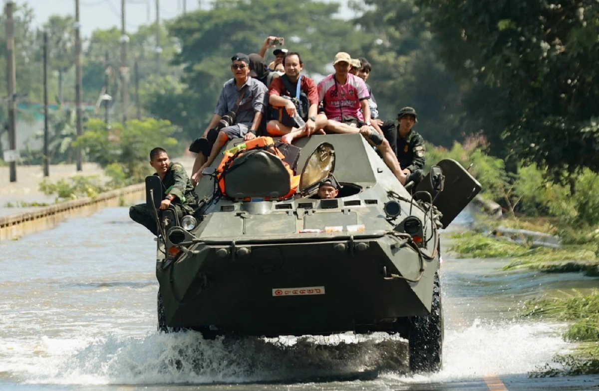ร.2 พัน.1 รอ. นำ รถเกราะ BTR-3S ฝ่าน้ำท่วม ช่วยผู้ป่วย-ประชาชน