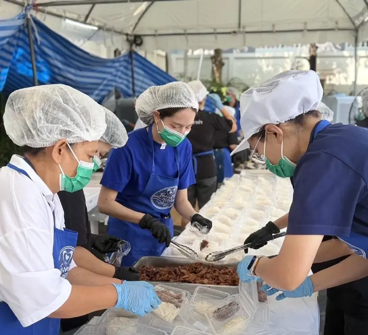 'ครัวภูมิใจไทย' เร่งมือผลิต 'ไก่ทอด-ข้าวเหนียว'ช่วยน้ำท่วม หลังยอดสั่งแน่น